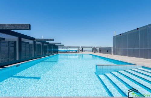Footscray Apartment | Modern 3BR Apartment in Footscray with Pool & Hot Tub