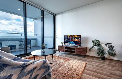 Footscray Apartment | Modern 3BR Apartment in Footscray with Pool & Hot Tub