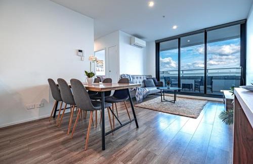 Footscray Apartment | Modern 3BR Apartment in Footscray with Pool & Hot Tub