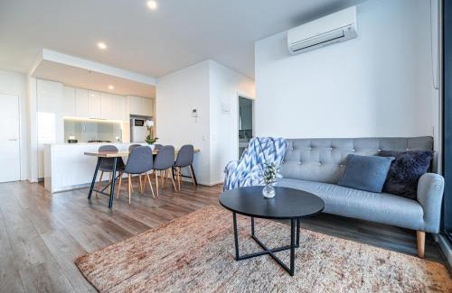 Footscray Apartment | Modern 3BR Apartment in Footscray with Pool & Hot Tub