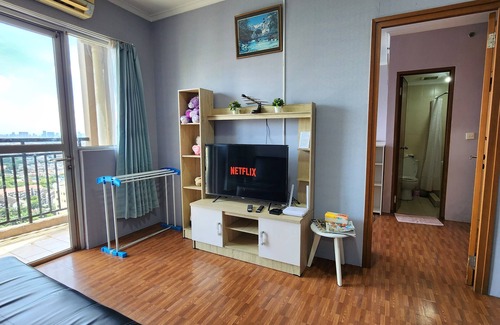 Old Jakarta Apartment | Stylish 3BR Penthouse with View, Free Netflix & Breakfast