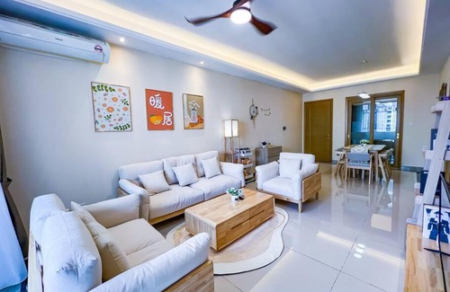 Central District Apartment | Exquisite 3BR Unit at R&F Princess with Pool & Hot Tub