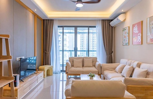 Central District Apartment | Exquisite 3BR Unit at R&F Princess with Pool & Hot Tub