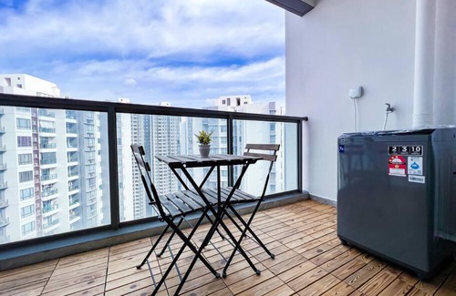 Central District Apartment | Exquisite 3BR Unit at R&F Princess with Pool & Hot Tub