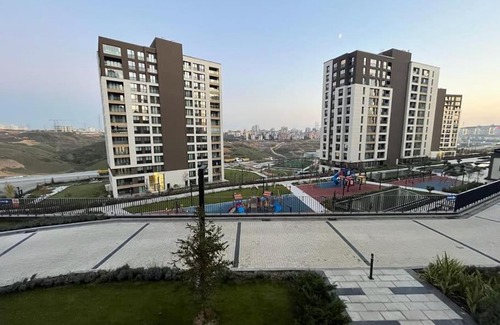 Basaksehir Apartment | Cozy 3istanbul: Modern 2+1 Apartment with Pool Access