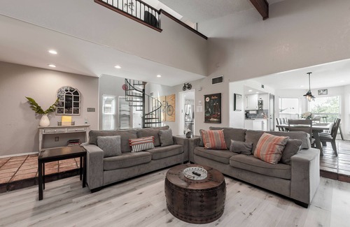 Grand Prairie House | Cozy Retreat with King Beds, Fireplace & Deck Near 6 Flags