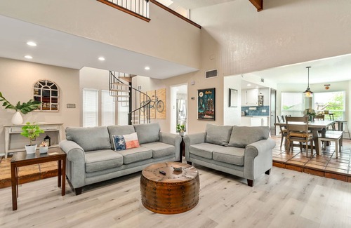 Grand Prairie House | Cozy Retreat with King Beds, Fireplace & Deck Near 6 Flags