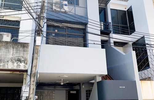 Phra Khanong Nuea House | Convenient Family Home, Steps from BTS with Breakfast