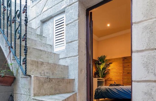 Konak Apartment | 3min to the historical elevator,quiet and peaceful