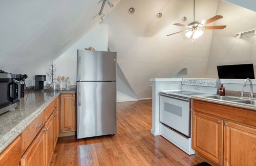 Squirrel Hill Apartment | 3min>Walnut:UPMC Shadyside:3min>CMU:Full Kitchen