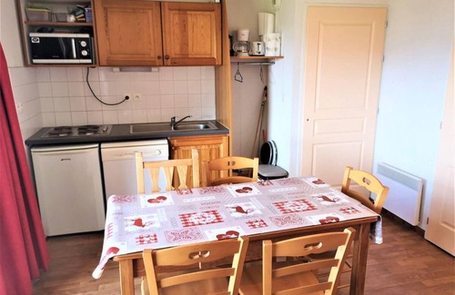 La Joue du Loup Apartment | Relaxing Retreat with Pool, Balcony & Ski Access in La Joue du Loup
