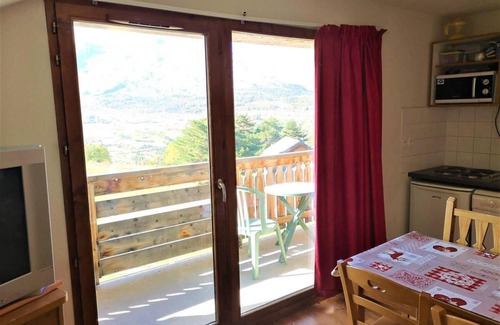 La Joue du Loup Apartment | Relaxing Retreat with Pool, Balcony & Ski Access in La Joue du Loup