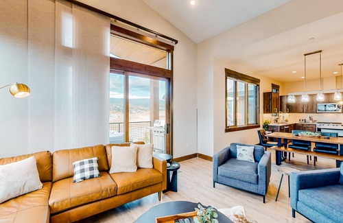 Fraser Condo | Mountain-View Condo with Private Hot Tub and Balcony