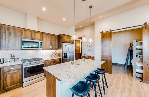 Fraser Condo | Mountain-View Condo with Private Hot Tub and Balcony