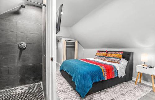 Detroit Apartment | Inviting Loft Next to West Village with Free Parking