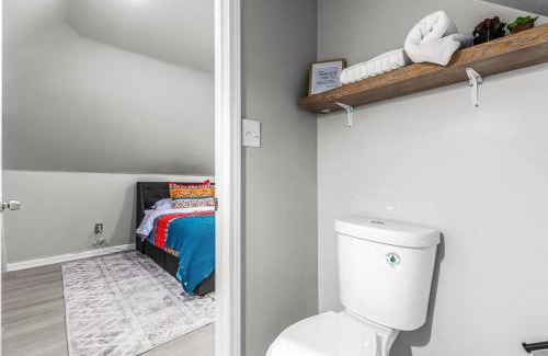 Detroit Apartment | Inviting Loft Next to West Village with Free Parking