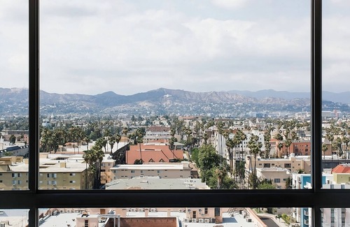 Wilshire Center House | Scenic Hollywood Hills View Double Rooms at The LINE Hotel