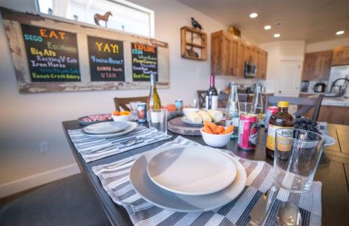 Kanab House | Pet-Friendly Retreat at 3x3 Sanctuary - Kanab, UT