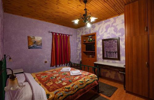 Mesaia Trikala House | Unforgettable 4 ΕΠΟΧΕΣ: Family-Friendly Retreat with Hot Tub