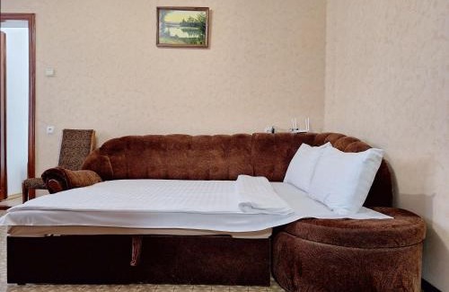 Sukhinovka Apartment | Cozy 4-Bedroom Balcony Retreat at Alex Apartments