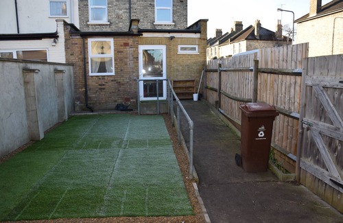 Waltham Forest House | Spacious 4-Bedroom House with Spa & Breakfast, Sleeps 11
