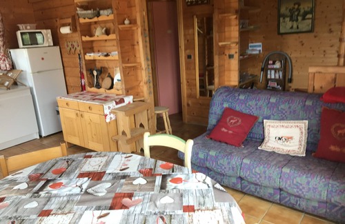 Navette Ski Chalet | Cozy Chalet with Mountain Views and Pet-Friendly Amenities