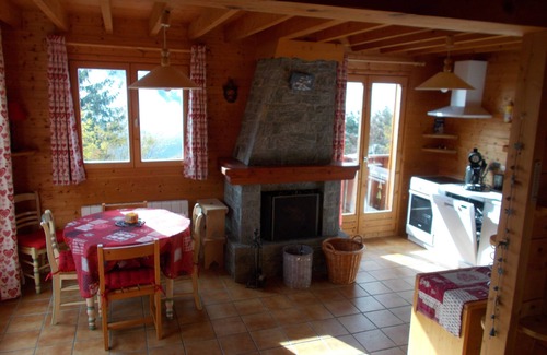 Navette Ski Chalet | Cozy Chalet with Mountain Views and Pet-Friendly Amenities