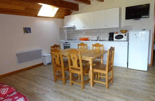 La Chapelle-en-Valgodemard Apartment | Inviting Duplex Apartment with Pool and Balcony for Families