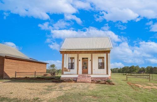 Ludlow House | 4-Acre Plot Farmhouse-Chic Retreat in Forest!