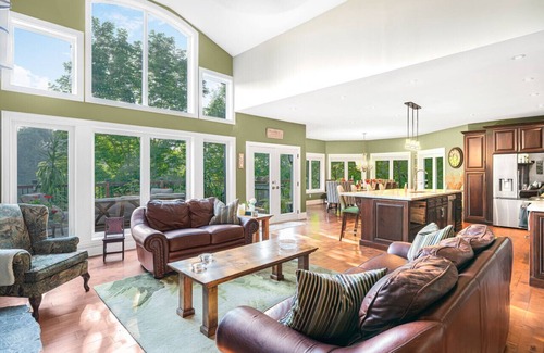 McKellar Cottage | Family-Focused Retreat with Lake View and Kitchen Access!
