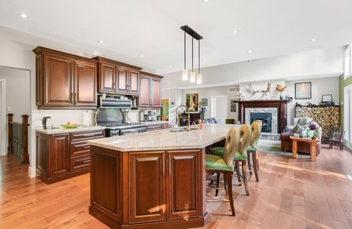 McKellar Cottage | Family-Focused Retreat with Lake View and Kitchen Access!