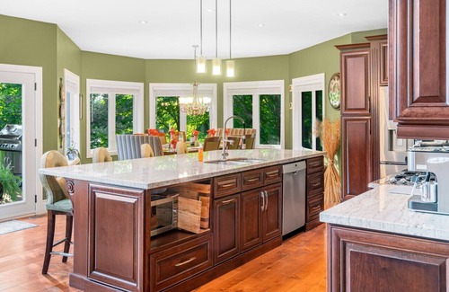 McKellar Cottage | Family-Focused Retreat with Lake View and Kitchen Access!