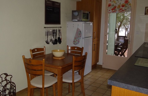 Saint-Saturnin-les-Apt Apartment | Top-Rated Gîte with Pool and Olive Tree Views in Luberon