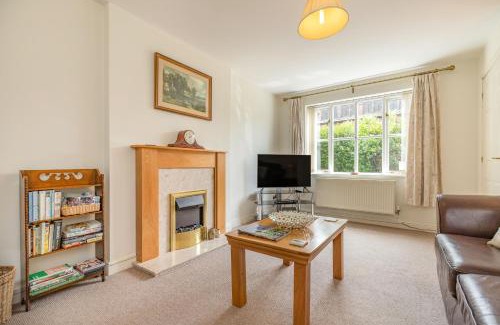 Crewe House | Exceptional Stay at 4 Aldelyme Court - Rated 10/10!