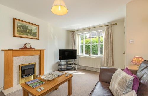 Crewe House | Exceptional Stay at 4 Aldelyme Court - Rated 10/10!