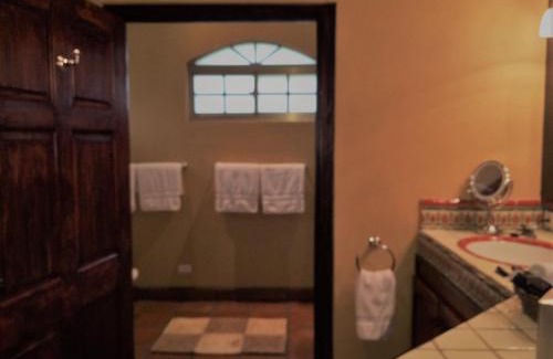 Coyolar House | Modern Retreats with Pool, Kitchen & High-Speed Internet