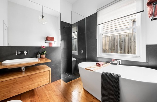 Northcote House | 4 b/r house in Westgarth/Northcote with huge garden 15 min to tennis.