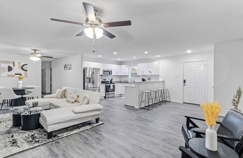 Grand Prairie House | 4 bd/2 ba Near AT&T stadium, TX Live! Six Flags, Globe Life