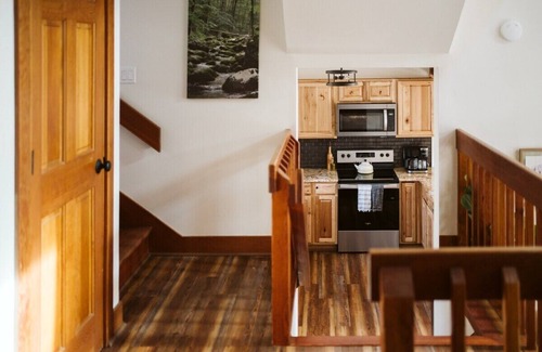 Nellysford Cabin | Experience Castor Cabin: Fireplace, Deck & King Bed Awaits