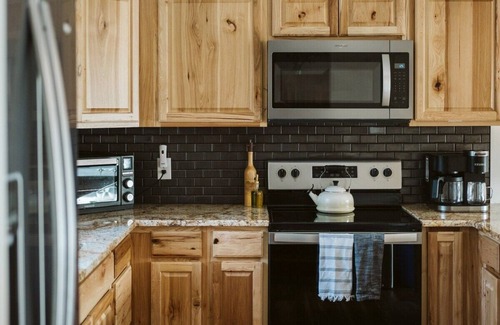 Nellysford Cabin | Experience Castor Cabin: Fireplace, Deck & King Bed Awaits