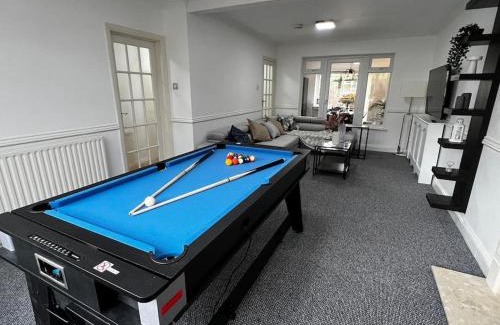 Oxford Villa | Spacious 4-Bed Retreat in Central Oxford with Games Area