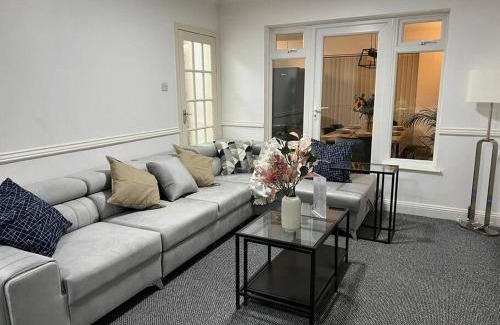 Oxford Villa | Spacious 4-Bed Retreat in Central Oxford with Games Area