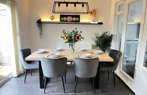 Oxford Villa | Spacious 4-Bed Retreat in Central Oxford with Games Area