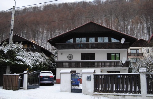 Bystra House | Inviting 4-Bedroom House Near Szczyrk with Lake View