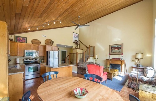 Whistler Cay Heights Ski Chalet | 4 Bdrm /3 Bath / 5 Min Walk From Village