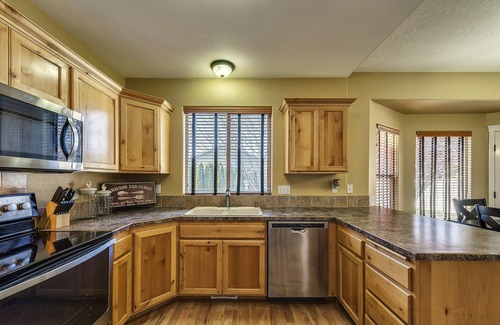 Meridian House | Prime Location: 4 Bdrm Home with Spa & Breakfast