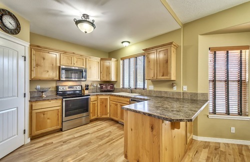 Meridian House | Prime Location: 4 Bdrm Home with Spa & Breakfast