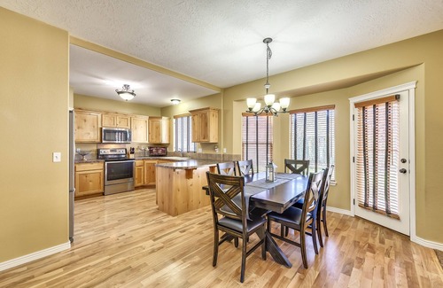 Meridian House | Prime Location: 4 Bdrm Home with Spa & Breakfast