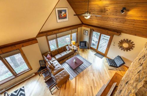 The Galena Territory House | Dog-Friendly 4-Bedroom Retreat with Private Pool & Spa