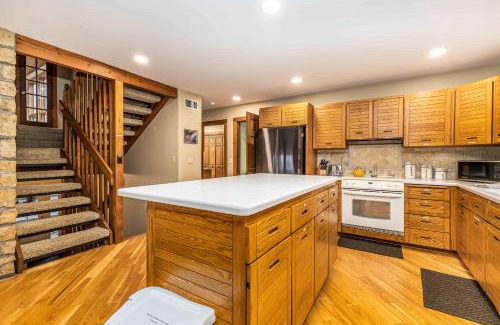The Galena Territory House | Dog-Friendly 4-Bedroom Retreat with Private Pool & Spa